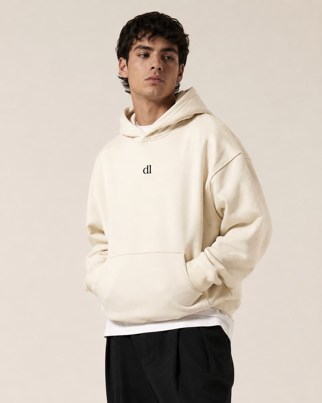 Sudadera dlango no. 1 — llevada, frente con monograma dl